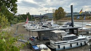 Boote am Yachthafen in Koblenz-Ehrenbreitstein während des Rekord-Niedrigwassers