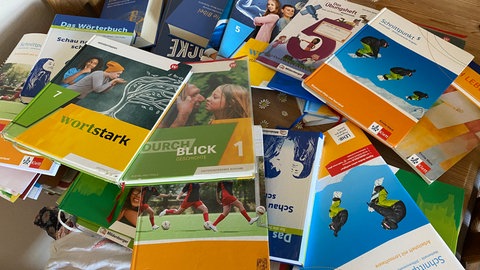 Schulbücher liegen auf einem Tisch.