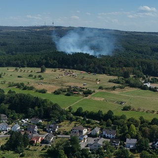 Luftaufnahme von einem Waldbrand bei Hilgert im Westerwald.