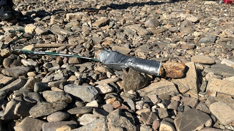 Bazooka-Rakete aus dem Zweiten Weltkrieg liegt im trockenen Flussbett des Rheins.