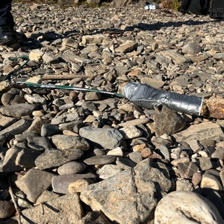 Bazooka-Rakete aus dem Zweiten Weltkrieg liegt im trockenen Flussbett des Rheins.