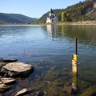 Der analoge Pegel am Rhein in Kaub zeigt weniger als 10 Zentimeter an.