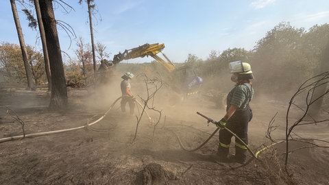 Die Feuerwehr ist voraussichtlich bis Sonntag mit Nachlöscharbeiten beschäftigt.