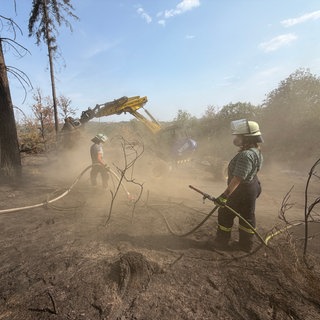 Die Feuerwehr ist voraussichtlich bis Sonntag mit Nachlöscharbeiten beschäftigt.