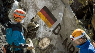 Helfer an den Trümmern der abgestürzten Germanwingsmaschine – 2025 jährt sich der Flugzeug-Absturz zum zehnten Mal.