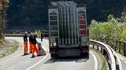 Nach Felssturz: Auf der B42 unterhalb des Loreley-Felsens wird ein großer Fachzaun aufgebaut.