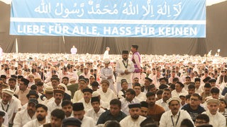 Teilnehmer beten auf der Salsa Jalana, Friedenskonferenz der islamischen Religionsgemeinschafft Ahmadiyya Muslim Jamaat (AMJ) - hier 2024. Auch in diesem Jahr werden knapp 50.000 Menschen zu der Veranstaltung in Mendig erwartet.