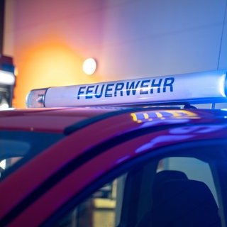 Feuerwehrauto in der Dunkelheit - die Feuerwehr musste bei Nievern ein Kind vom Stauwehr retten