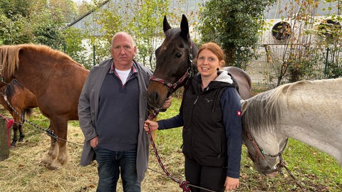 Vater Ralf und Tochter Laura Schilberz stehen bei ihren Pferden auf dem diesjährigen Lukasmarkt.