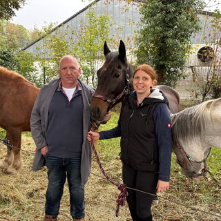 Vater Ralf und Tochter Laura Schilberz stehen bei ihren Pferden auf dem diesjährigen Lukasmarkt.