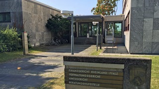 Eingangsbereich des Gerichtsgebäudes in Neustadt