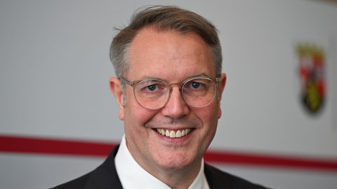 Alexander Schweitzer von der SPD ist Ministerpräsident von Rheinland-Pfalz.