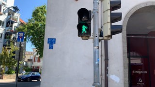 Zwei Sekunden mehr bleibt Passanten, wenn sie in Speyer bei grün über die Brezelbu-Ampel gehen