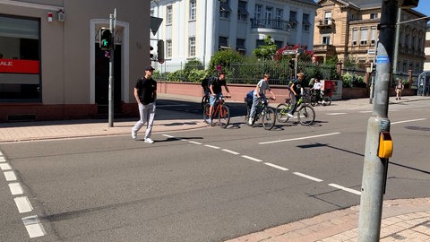 Zwölf statt zehn Sekunden: Ein Passant überquert die Brezelbu-Ampel in Speyer