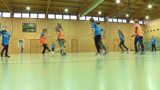 Kinder der TSG Deidesheim beim Hallenfußball. Kinder mit und ohne Behinderung spielen zusammen - ohne Leistungsdruck.