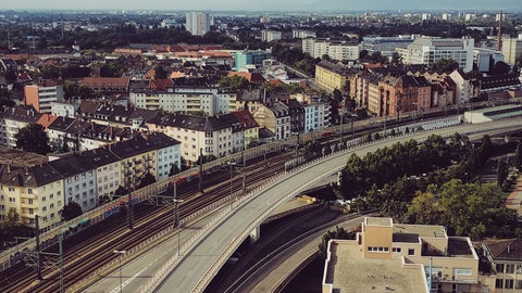 Blick über Ludwigshafen mit der Hochstraße Süd und Bahngleisen.