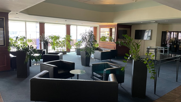 Die verwaiste Hotellobby des Leoso Hotels in der Nähe des Ludwigshafener Hauptbahnhofs: Die Belegschaft wartet seit Monaten auf ihr Gehalt