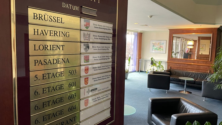 Goldene Schilder weisen den Weg zu den Tagungsräumen des Leoso-Hotels - benannt nach Ludwigshafener Partnerstädten. 