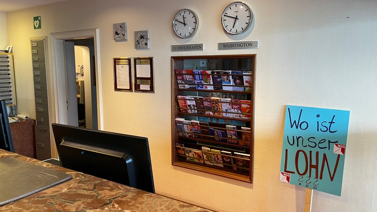 Die Rezeption des Leoso-Hotels in der Nähe des Hauptbahnhofs: Die Uhren laufen noch - aber Gäste kommen keine mehr.