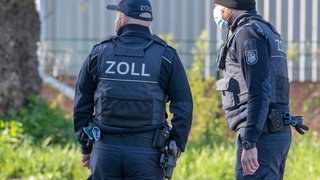 Zoll und Staatsanwaltschaft haben einen Autohändler aus dem Rhein-Pfalz-Kreis im Visier. Der Mann soll gegen EU-Sanktionen verstoßen und teure Autos nach Russland verkauft haben.