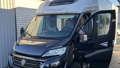 Dieses Wohnmobil hat der Zoll beschlagnahmt. In Ludwigshafen, im Rhein-Pfalz-Kreis und Mannheim haben die Ermittler die Räume eines Autohändlers durchsucht. Er soll gegen Russland-Sanktionen verstoßen haben.