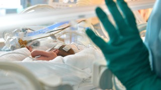 Ein neugeborenes Baby in der Intensivstation. Symbolbild. Eine 42-jährige Frau soll vor sechs Jahren ihrem vier Wochen alten Baby Morphium gegeben haben. Sie muss nun in Frankenthal vor Gericht.