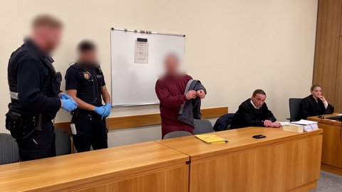 Vor dem Amtsgericht Landau wird das Urteil gegen einn mutmaßlichen Fluchthelfer erwartet.