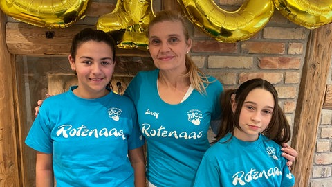 Die 11-jährigen Büttenrednerinnen Lina Mojses und Frieda Morell aka die "Rotznaase" vom Billigheimer-Ingenheimer Carneval Club mit ihrer Trainerin Jeany Baty