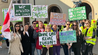 Schilder beim Verdi Warnstreik in Frankenthal