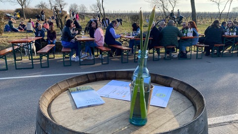 Die Mandelmeile Edenkoben. Das Weinfest unter Mandelbäumen lockte am Wochenende tausende Besucher an.