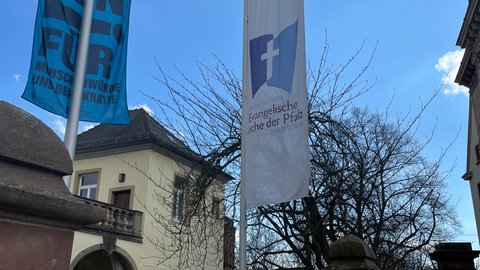 Flagge im Garten des Landeskirchenrats in Speyer