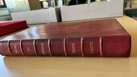 Nach 50 Jahren voll: Das Goldene Buch des Speyerer Doms.