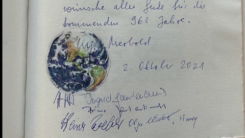 Auch Astronaut Ulf Merbold hat sich im Goldenen Buch des Speyerer Doms verewigt