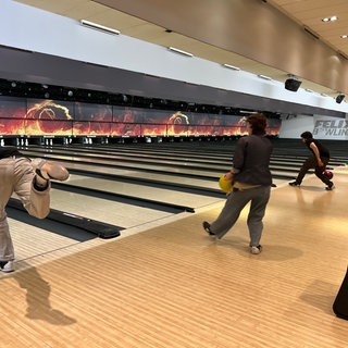 Jugendliche beim Bowling in Ludwigshafen