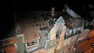 Nach einem Brand im Dachstuhl ist das Mehrfamilienhaus in Grünstadt unbewohnbar.