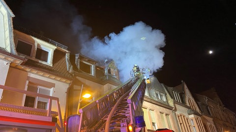 Nach einem Brand im Dachstuhl ist das Mehrfamilienhaus in Grünstadt unbewohnbar.