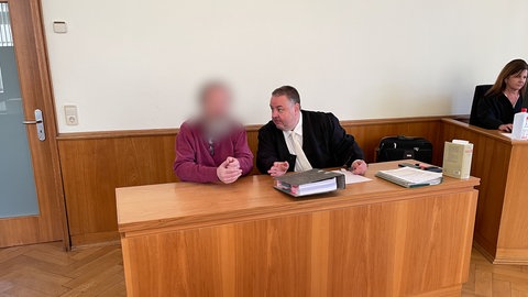 Angeklagter und Verteidiger im Landgericht Landau
