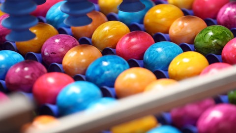 Färben im Akkord: Bunte Ostereier (Archivbild)
