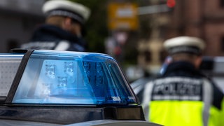 Das Blaulicht eines Polizeiwagens (Symbolbild): In Ludwigshafen ist am Ostermontag ein Fahrer mit seinem Auto in eine Straßenbahnhaltestelle gekracht und blieb auf dem Dach liegen