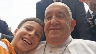 Ein junger Sänger des Domchor Speyers im Mai 2025 auf einem Selfie mit dem Papst: Die Mitglieder des Domchors trauern um den verstorbenen Papst Franziskus