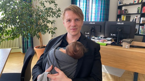 Lukas Hartmann, Landauer Bürgermeister mit seinem Sohn im Rathaus
