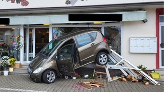 Ein Auto hängt in Haßloch mit dem Heck im Schaufenster eines Blumengeschäfts: Eine 82-Jährige hat am Dienstag in Haßloch (Kreis Bad Dürkheim) die Kontrolle über ihr Fahrzeug verloren.