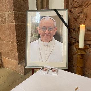 Im Dom zu Speyer wird dem verstobenen Papst Franzikus gedacht: Am Montag findet ein Requiem ihm zu Ehren statt.