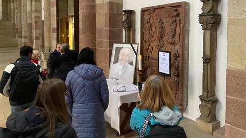 Vor dem Kondolenzbuch für Papst Franziskus im Dom zu Speyer herrschte in der Osterwoche teils viel Andrang