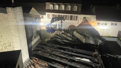 Die abgebrannten Gebäude eines Feuerwehrmanns in Wachenheim (Luftansicht).