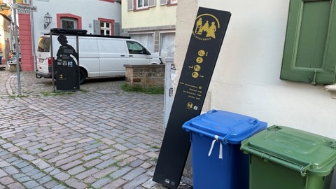 In Freinsheim (Kreis Bad Dürkheim) ist ein 36-Jähriger mit einem Transporter in eine Hauswand gefahren und hat ein Wegweiserschild beschädigt. Er stand unter Alkoholeinfluss. Hier sieht man das beschädigte Schild.