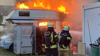In Speyer ist am Sonntagabend ein Wohnmobil abgebrannt. Nach Angaben der Feuerwehr hatte das Feuer in der Speyerer Industriestraße auf Container übergegriffen.