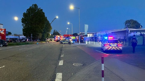 In Speyer ist am Sonntagabend ein Wohnmobil abgebrannt. Nach Angaben der Feuerwehr hatte das Feuer in der Speyerer Industriestraße auf Container übergegriffen.