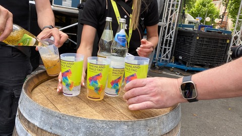 "Dubbegläser" sind auf dem Rheinland-Pfalz-Tag in Neustadt verboten, und zwar aus Sicherheitsgründen. Alle Getränke werden in "Rheinland-Pfalz-Tag"-Plastikbechern serviert.