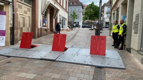 An 28 Stellen in der Neustadter Innenstadt stehen LKW-Sperren, um die Besucher des Rheinland-Pfalz-Tages zu schützen. An dieser Sperre kann die Barriere von Security-Leuten runtergeklappt werden, wenn Anwohner zu ihrem Haus durchfahren möchten.